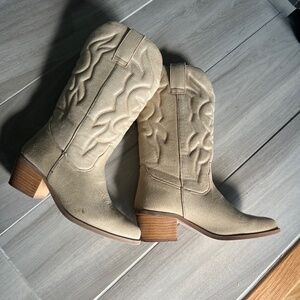 Beige cowgirl shoes